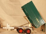 Der umgebaute Kipper mit Blick auf die Kippmechanik. Kippmechanik